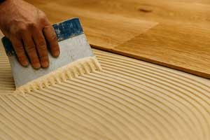 Parkettkleber auftragen